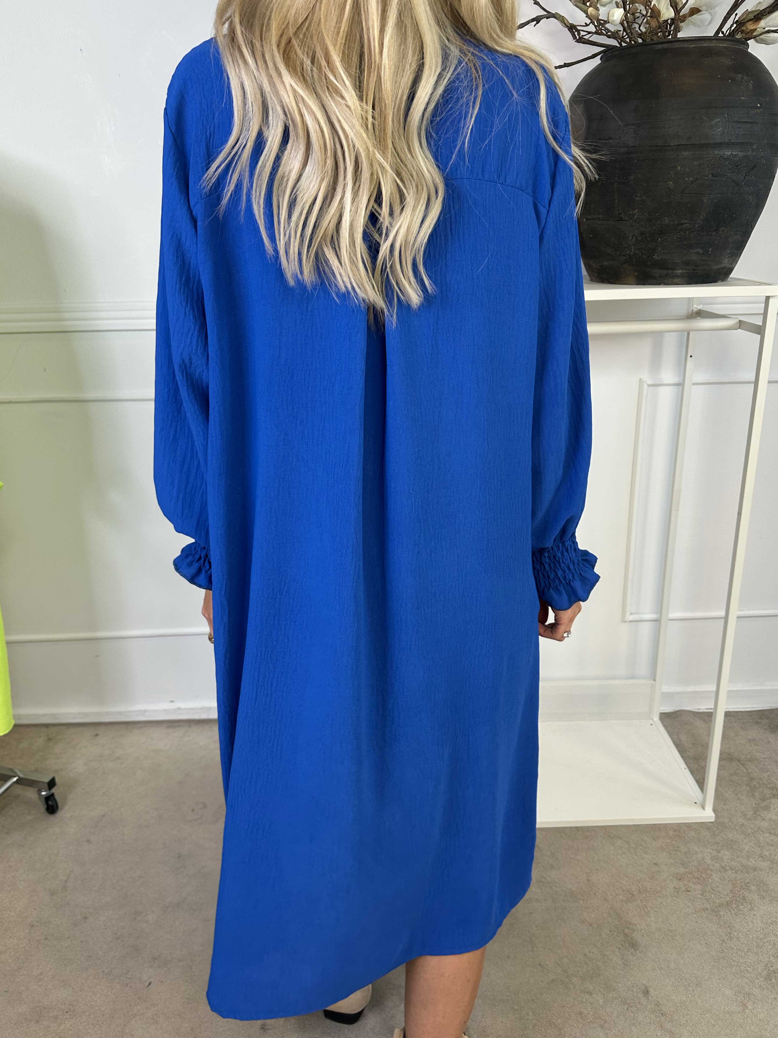 Marisol - Sød kjole med smock og v-udskæring